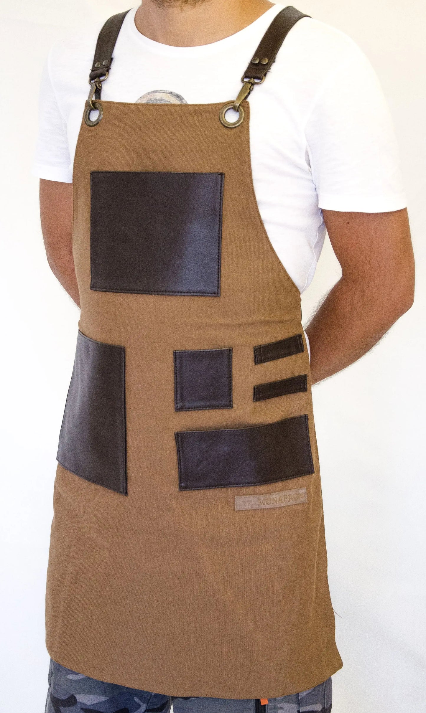 01 Leonardo Brown Apron - Monapron