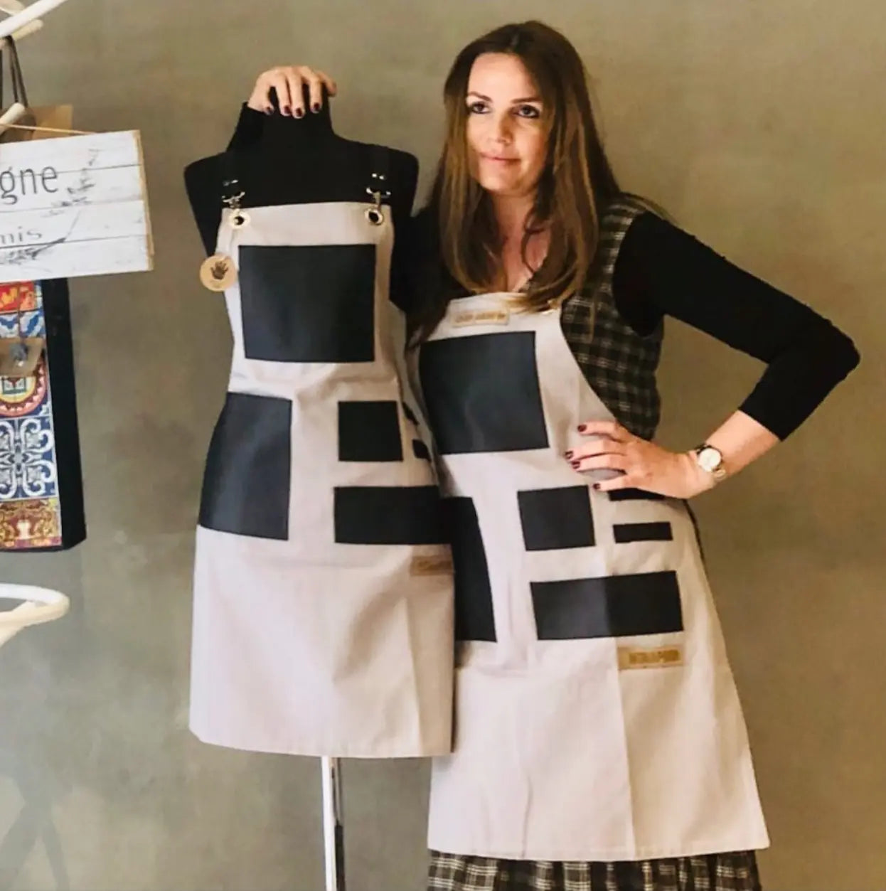 01 Leonardo Red Apron - Monapron